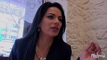 Cosmina, une mature sexy ferait tout pour le plaisir de son mari, même le tromper
